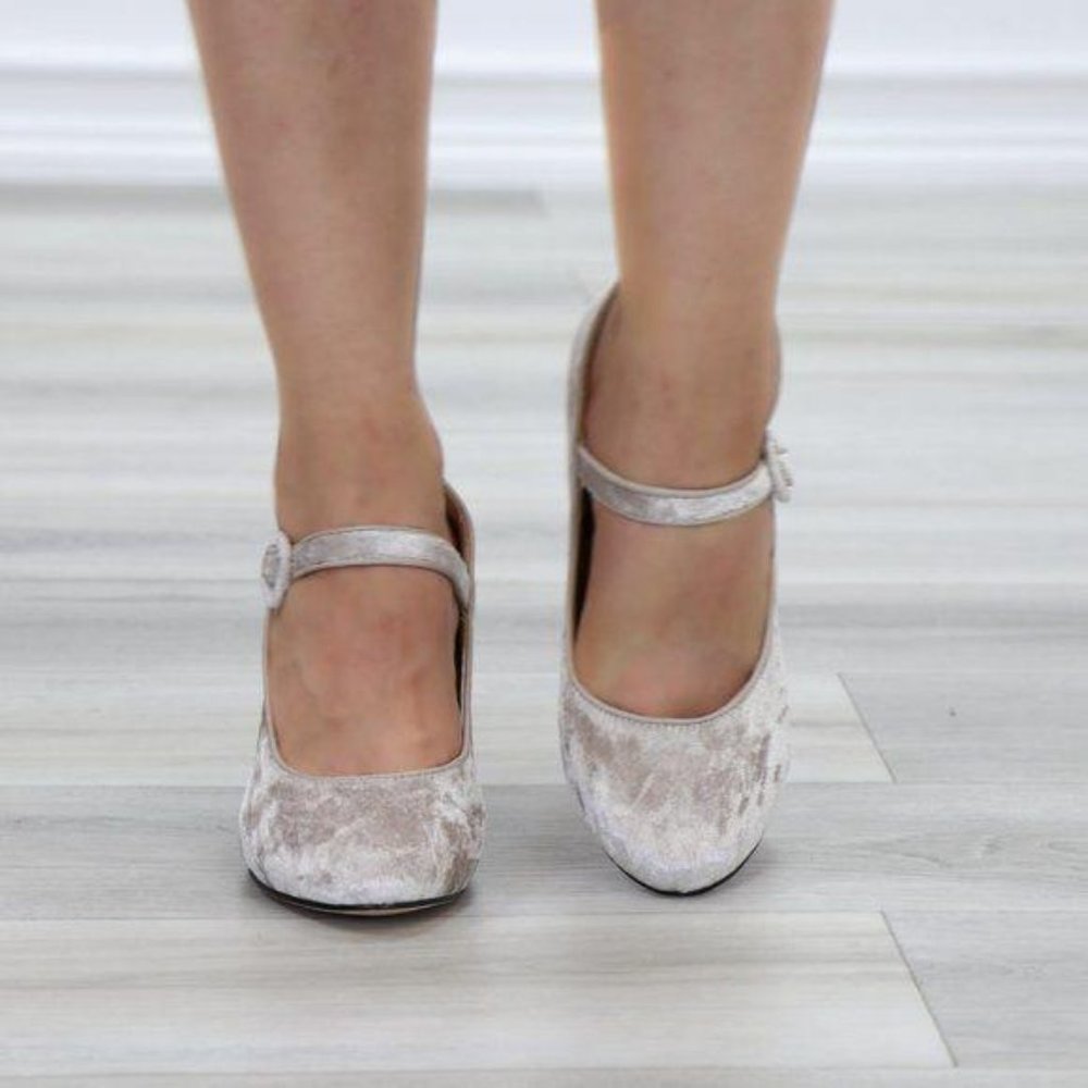 Cutest Velvety Nude Vintage Chunky Heel Pumps - Picture 6 of 10